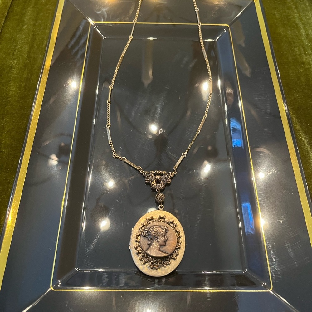 Vintage gold/brass locket necklace